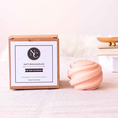 NaturaCandles - Petite bougie naturelle parfumée. Design en spirale. 100% fait à la main. Parfaite comme cadeau, décoration ou pour des occasions spéciales. (FRUITY NUDE)