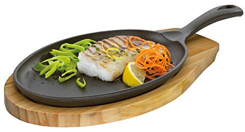 Küchenprofi Servierpfanne Gusseisen-Kp305151024/schwarz | Gusseisenpfanne, wärmespeichernd, für Grill, Backofen und alle Herdarten, mit Pinienholzbrett, stilvoll servierbar