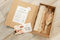 Flowerbar in Geschenkverpackung Natur | 30 cm Blumenleiste, Flowergram, Getrocknete Blumen und massives Eichenholz, Dekoration, Geschenk (Gold Richtig)
