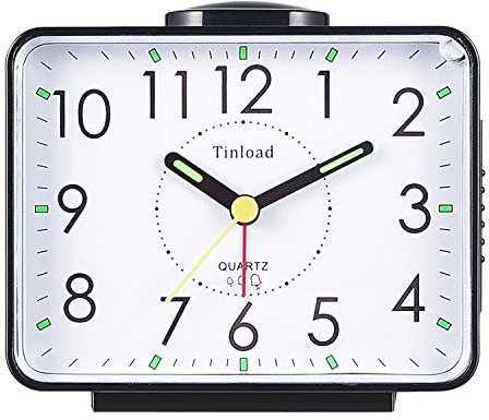 Tinload Analog Seniorenwecker mit Nachtlicht, 4 Zoll großes Zifferblatt, Tischuhr mit Schlummerfunktion, laut, ansteigendem 3-stufigem Glockenton, Batteriebetrieben (Schwarz)