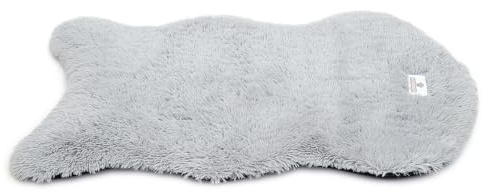 pfoten&nasen® Orthopädischer Hundeteppich in Fellform – Luxus Kunstfell Hundematte waschbar & gelenkschonend mit Memory-Schaum, Flauschiges Hundebett, Hundekissen & Hundematratze [Hellgrau, 88x55cm]
