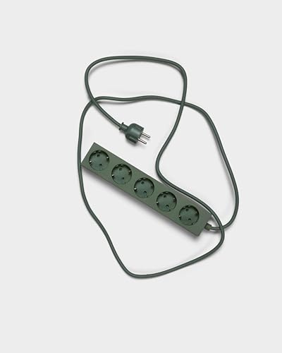 Pedestal Power Bar Mossy Green Steckdosenleiste 2m, 5-Fach – Grün | Praktische Mehrfachsteckdose in stilvollem Design, mit Magnetboden für den TV-Ständer und andere magentische Oberflächen.