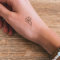 Inkster® Abstrakter Lotus Tattoo | Temporäres Tattoo mit EU-Kosmetikzertifizierung | wasserfest + vegan | revolutionäres 2-Wochen-Tattoo | Fake Tattoos und Klebetattoos für Erwachsene