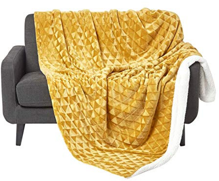 Homescapes Samt Kuscheldecke senfgelb 130x160 cm, Sherpa Fleece Wohndecke Felloptik, gelbe Tagesdecke geometrisch Gemustert