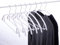 Cocomaya 16,5 Zoll Weiß Keine Schulterbeulen Spuren rutschfest Gummi beschichtet Kontur Metall Beulen Kleiderbügel Pullover T-Shirt Anzugbügel mit Hosenstange 10 Stück (Weiß, 10)