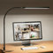 SKYLEO Lampada da Scrivania Lampada Scrivania LED 85 cm - Collo di Cigno Flessibile - 5 Modalità Colore x 11 Livelli di Luminosità - 1300LM - Funzione Timer e Memoria - 12W Lampada con Pinza - Nera