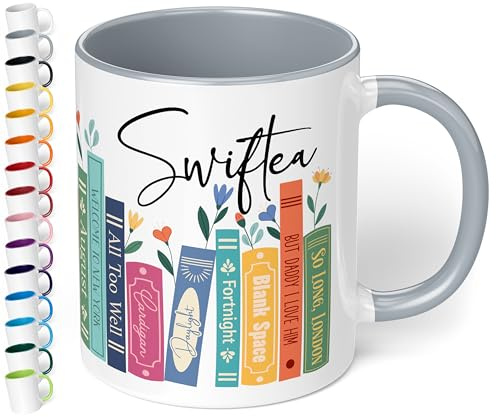 Geschenk für Musik-Fans: Kaffeetasse Bücherregal mit Best of Albums „Swiftea“ – Geschenkidee für Sänger- & Musikliebhaber - Keramik, ca. 330ml, Grau