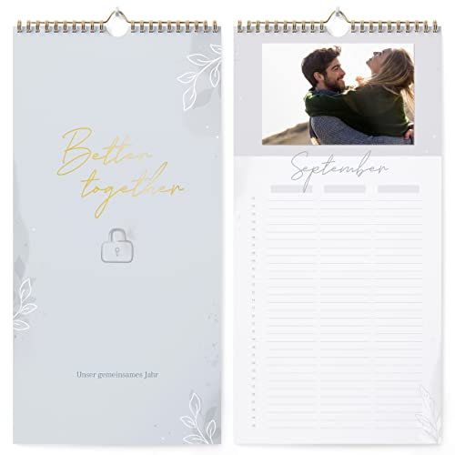 KIND OF HAZEL® Wandkalender für zwei Better Together I Stilvoller Fotokalender zum Selbstgestalten mit 3 Spalten undatiert I Hochwertiger Kalender mit Goldfolienprägung groß