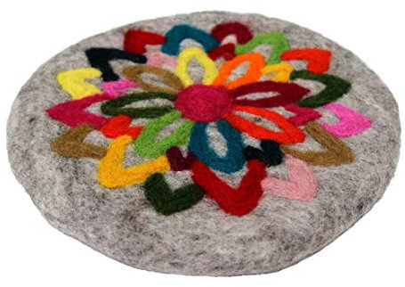 Maharanis Fairtrade Blume des Lebens Flower of Life Handgefilzter Untersetzer Unterlage 22 cm hellgrau bunt Bestickt