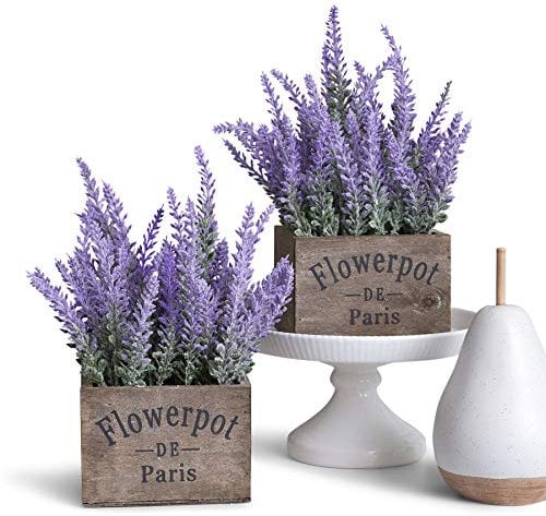 Butterfly Craze Piante di lavanda artificiali in legno rustico, realistiche, splendidi fiori viola in finta seta, perfetti per elevare il patio, l'arredamento della casa o l'ufficio (set di due),