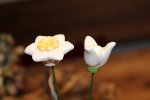 2 Blumenstecker Keramik, Blüten am Drahtstecker, Gesamtlänge 25 cm, Blütengröße 3 und 4 cm Durchmesser