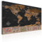 B&D XXL englische Weltkarte Pinnwand & Vlies Leinwand Bild 120x80cm 1 tlg Bilder mit Kork Rückwand Set mit 50 Markierfähnchen-Pinnnadeln Korktafel Kunstdruck WandbilderLandkarte Englische Beschriftung