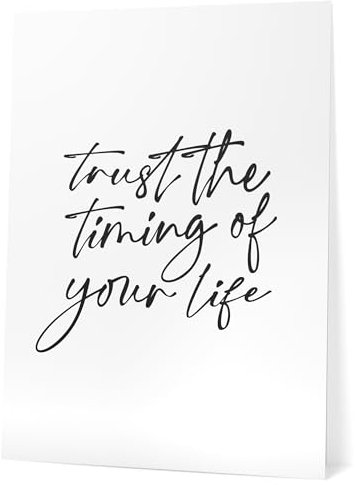 Papierschmiede® Bilder Home XXL Kunstdruck B2 (50x70 cm) Spruch Poster Zuhause Schrift Bild Wanddeko in schwarz weiß, Sprüche für Wohnzimmer Büro Küche, Trust The Timing