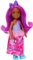 Barbie Royal Chelsea Petite poupée avec cheveux roses portant une jupe amovible, des chaussures et un bandeau avec nœud violet
