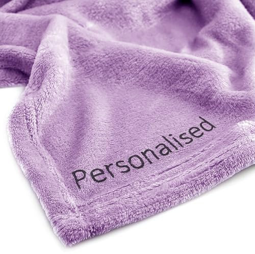 DecoKing Personalisierte Kuscheldecke 70x150 cm Lila Decke mit Namen Bestickt Microfaser Tagesdecke Fleece Mic