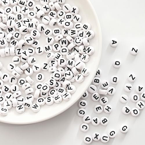 Iudsu 1000 Stück Perlen mit Buchstaben Set, 7mm Weiß (A-Z) Diy buchstabenperlen Acrylperlen, mit 600cm Unsichtbare Nylonschnur Perfekt für Armbänder, Halsketten und zur Sehtraining