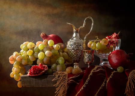 adrium Leinwand-Bild 110 x 80 cm: Stillleben mit Obst und Wein auf dunklem Hintergrund. (188690780)