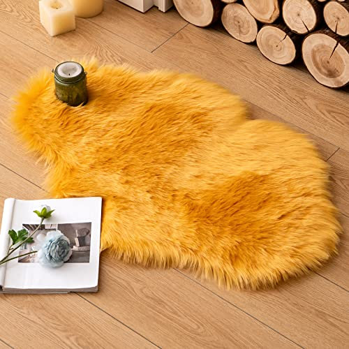 MIULEE Faux Fell Teppich Flauschig Weiche Warm Modern Bodenmatte Sofa Matte Kunstfell Dekofell Unregelmäßig Bettvorleger Wolle Longhair Optik Gemütliches 60x90 cm Golden