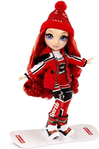 Rainbow High Winter Break Ruby Anderson - Rote Modepuppe mit 2 Outfits, Skiausrüstung und Puppenständer - Snowboard, Schlittschuhe, Accessoires und mehr - Sammelpuppe für Kinder ab 6 Jahren