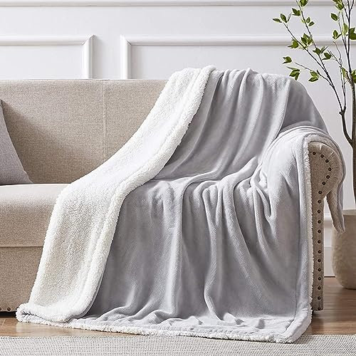 GREATOYAR Manta de Franela y Borreguillo para Cama y Sofá, Manta Borreguillo de Premium Microfiber Polyester, Manta Reversible, Suave y Cómoda, Cálida y Esponjosa, Invierno Otoño, Gris Claro,220X240cm