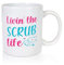 Livin the Scrub life | Stethoskop | Tabletten - Tasse Weiss - Kaffeetasse/Geschenk/Familie