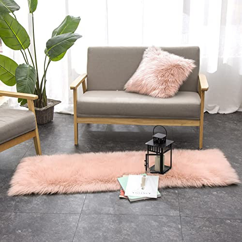 Teppich Wölkchen – Flauschiger Hochflor-Teppich Schlafzimmer - Schaffell Kunstfell Lammfell - Bettvorleger & Tisch-Läufer - weicher Fellteppich - Rosa - 50x150 cm