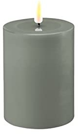 LED Kerze Deluxe Homeart, Indoor LED-Kerze mit realistischer Flamme auf einem Echtwachsspiegel, warmweißes Licht - Salbei Grün 7,5 x 10 cm