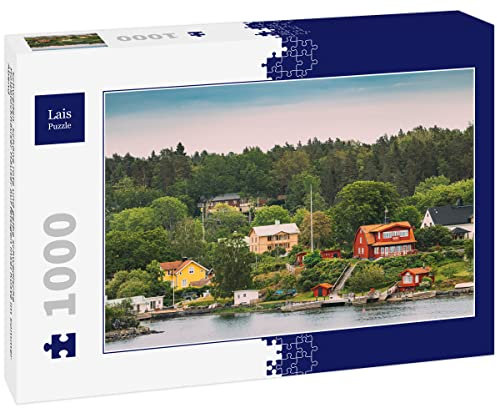 Lais Puzzle Schweden. Schöne rote und gelbe schwedische Holzblockhäuser Häuser auf felsigen Insel Küste im Sommer Abend 1000 Teile