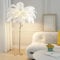 KISFWIU Stehlampe, Straußenfederlampe mit 35 Federn, Goldener Lampenmast aus Harz, große Stehlampe, geeignet für Schlafzimmer und Wohnzimmer, 170 x 110 cm (White)