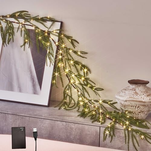 Hairui Guirnalda de pino Norfolk iluminada, 110 luces de hadas con temporizador, guirnalda con luces de 6 pies, alimentada por USB y funciona con pilas, para chimenea, mesa, decoración de Navidad