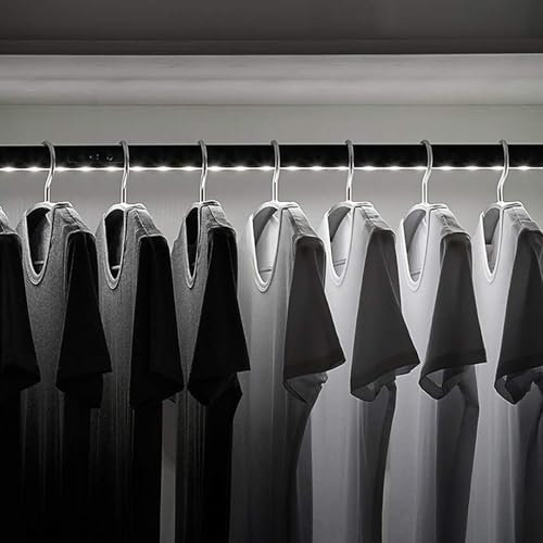 YUZDNM Kleiderstange Für Den Kleiderschrank Mit Licht, Kleiderstange Aus Metall Schwarz Mit 2 Sockeln, Kleiderschrankstange Mit LED-Licht, Eingebauter Lithiumbatterie, Menschlicher Sensor(650mm)