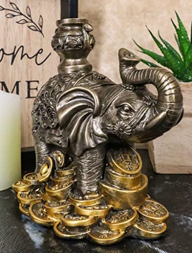 Ebros kleiner Feng Shui verehrter Elefant mit Reichtum Topf mit Stamm auf goldenen Münzen, Ingots und Nuggets Statue 10,8 cm lang Home Decor Accent Vastu Elefanten Dekofigur Talisman