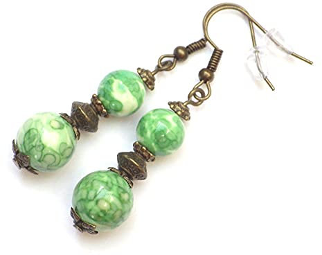 Bronze Ohrhänger mit grün und gelb getönten Jade Perlen