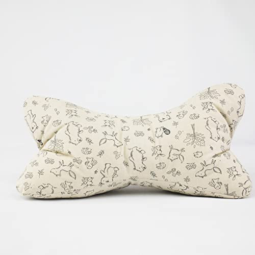 Small&Sweet Handmade Nackenkissen zum entspannten Kuscheln oder Lesen - das Kissen in Knochen-Form zum Stützen des Nackens als Lesekissen (Beige kleine Tiere)