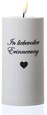 LED Grabkerze MIA Deluxe Homeart Trauerkerze mit Schrift Grablicht Outdoorkerze 3D Flamme H: 15cm D: 7,5cm weiß für Außen (in liebevoller Erinnerung)