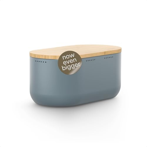 LARS NYSØM Brotkasten aus Metall I Brotbox für langanhaltende Frische mit rutschfesten Noppen I Brotdose mit hochwertigem Bambusdeckel verwendbar als Schneidebrett I 34x19x16cm (Stone Blue)