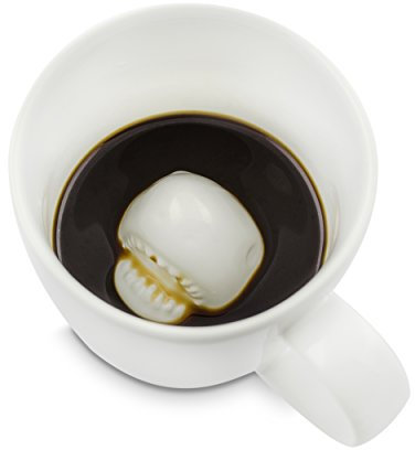 Grinscard Keramik Tasse mit Überraschungseffekt - Weiß Haiattacke Design 0,25l - Lustige Kaffeetasse als Geschenkidee