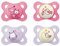 MAM Original Day & Night Schnuller im 4er-Set, Baby Schnuller aus nachhaltigem & bio-erneuerbarem Material, Sauger aus MAM SkinSoft Silikon, mit Schnullerbox, 0-6 Monate, Fuchs/Eule/Vogel/Mond