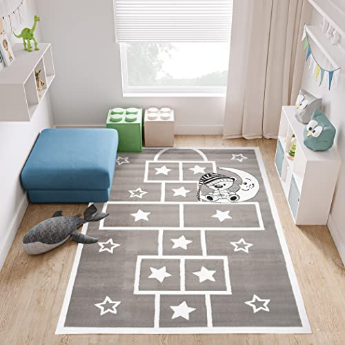 TAPISO Baby Teppich Kinderteppich Kurzflor Grau Weiß Taupe Blau Sterne Mond Bär Hüpfspiel Kinderzimmer Modern 140 x 200 cm