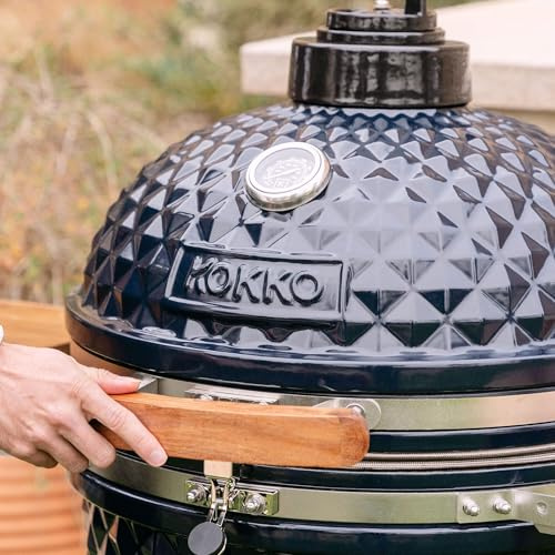 Kamado Kokko XL 22 - Nouvelle édition de la marque Kokko Barbecue grand format : modèle très complet (62 cm x 86 cm) Diamètre de la grille : 47 cm Vert olive