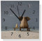Wallario Design Wanduhr Elefant und Hund sitzen auf Einer Bank aus Aluverbund, Alu-Uhr Größe 30 x 30 cm, Schwarze Zeiger mit Metalloptik