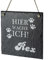 Aufhängeschild Schiefertafel Personalisiert mit Gravur für Hundeliebhaber - Türschild 20x20cm - Geschenk für Hunde zum Geburtstag - Motiv Hier wache ich!