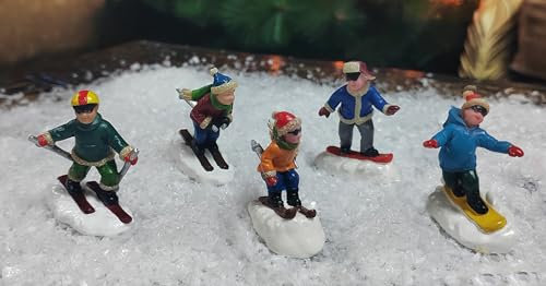 MOMENTS IN TIME Set mit 5 handbemalten Polyresin Weihnachtsdorf Skifahren Figuren
