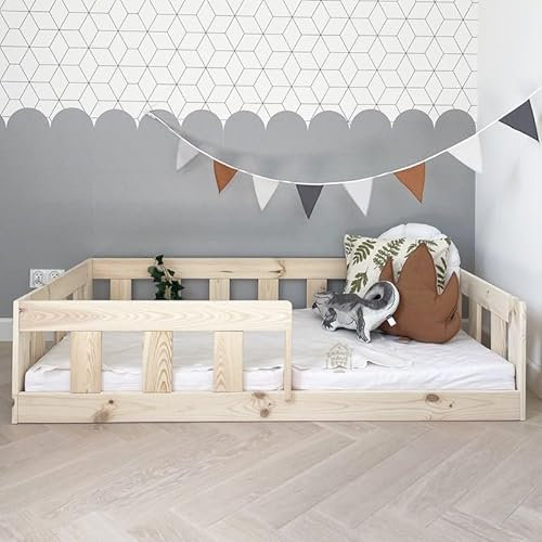 Skandi Hausbett Bodenbett 140x200 mit Rausfallschutz Naturholz - Bajo - Kinderbett 140x200 Kiefer Massiv - Stabiles Rausfallschutz Bett für Kinderzimmer - Gemütlich Rausfallschutz Bodenbett