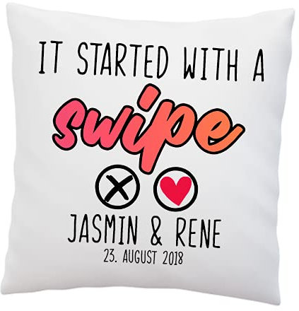 LIEBTASTISCH Personalisiertes Kissen mit Spruch It Started with a Swipe. 2 Namen + Datum- Dekokissen 40x40cm Weiß - Liebe - Liebesbeweis - lustig - Partner Geschenke (mit Kissen)