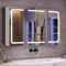 mojiasion Specchio Bagno Contenitore con LED, Presa Elettrica e 3 Ante – Design 360°, Memoria Luminosità, Sospeso Salvaspazio 90x16x60 cm | 3 Mensole Regolabili, Bianco, Illuminazione Professionale