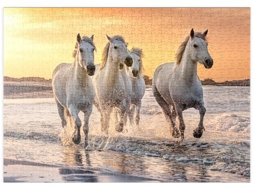 MyPuzzle Weiße Camargue Pferde galoppieren am Strand, Frankreich - Premium 500 Teile Puzzle - MyPuzzle Sonderkollektion von Puzzle Galaxy