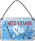 I need Vitamin Ski Schild - Retro Deko Metallschild mit Kordel und Saugnapf - cooles Blechschild zum Thema Snowboard Schnee Alpen Skifahren - Geschenk Skifahrer Snowboardfahrer Skilehrer - 18x12cm
