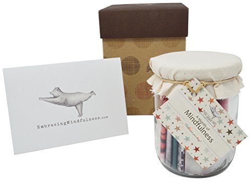 Embracing Mindfulness Achtsamkeitsgeschenk: Rustikales Glas voller täglicher achtsamer Aufgaben und Herausforderungen, Wohnzimmer