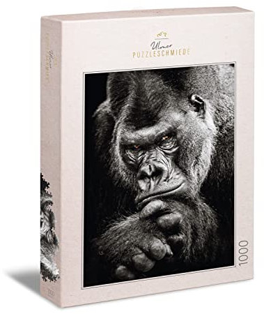 Ulmer Puzzleschmiede - 1000 Teile Puzzle „Silberrücken“ - Modern fotografiertes schwarz-weiß-Tierpuzzle vom Menschenaffen – der mächtige Gorilla posiert mit finsterem Blick